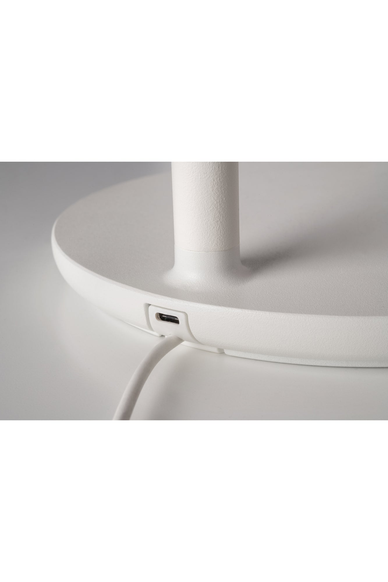 Oblique Qi Table 2700K | White