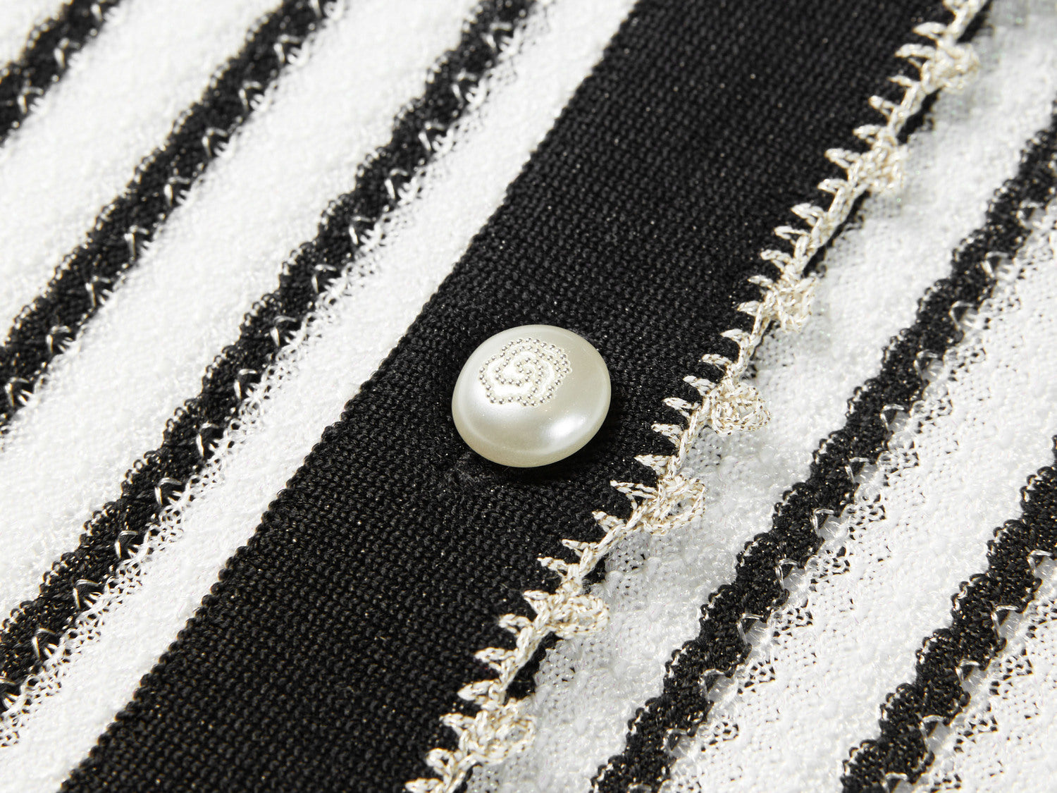 Classic Straight-Cut Mulberry Silk Knit Cardigan | White/Black