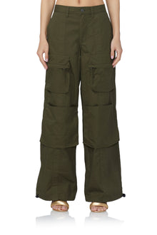 women's low rise wide leg cargo pant in olive night print