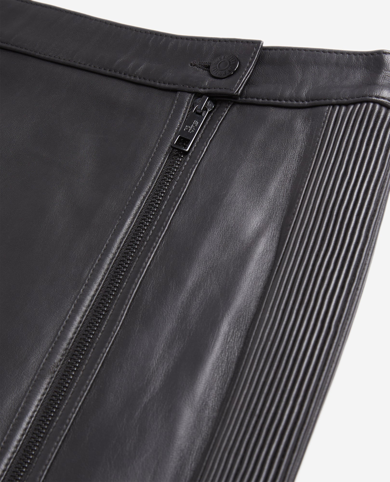 Short Leather Skirt With Zip And Pintuck Details | Women | Black