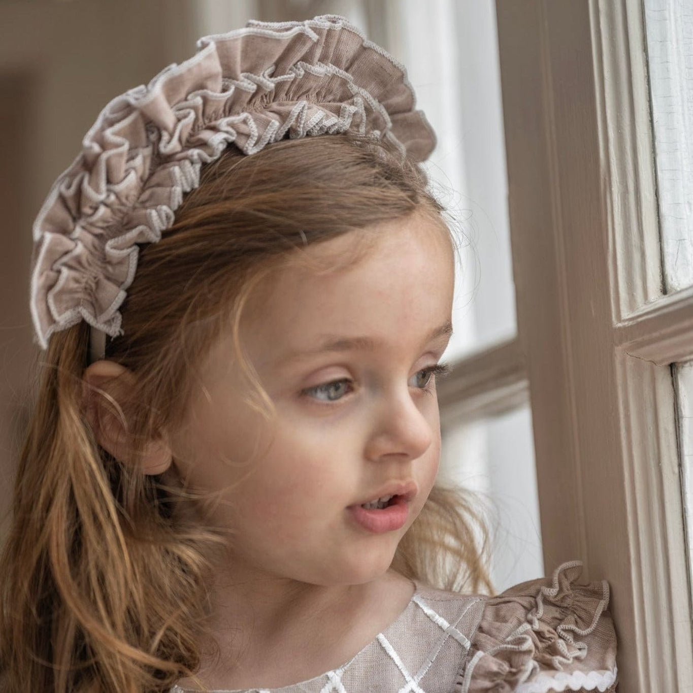 Girl | Ashlyn Vintage Ruffle Headband | Beige