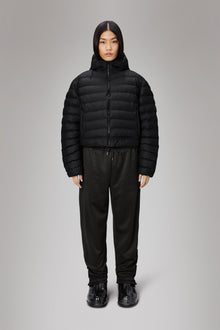 Lohja Short Puffer Jacket | Black