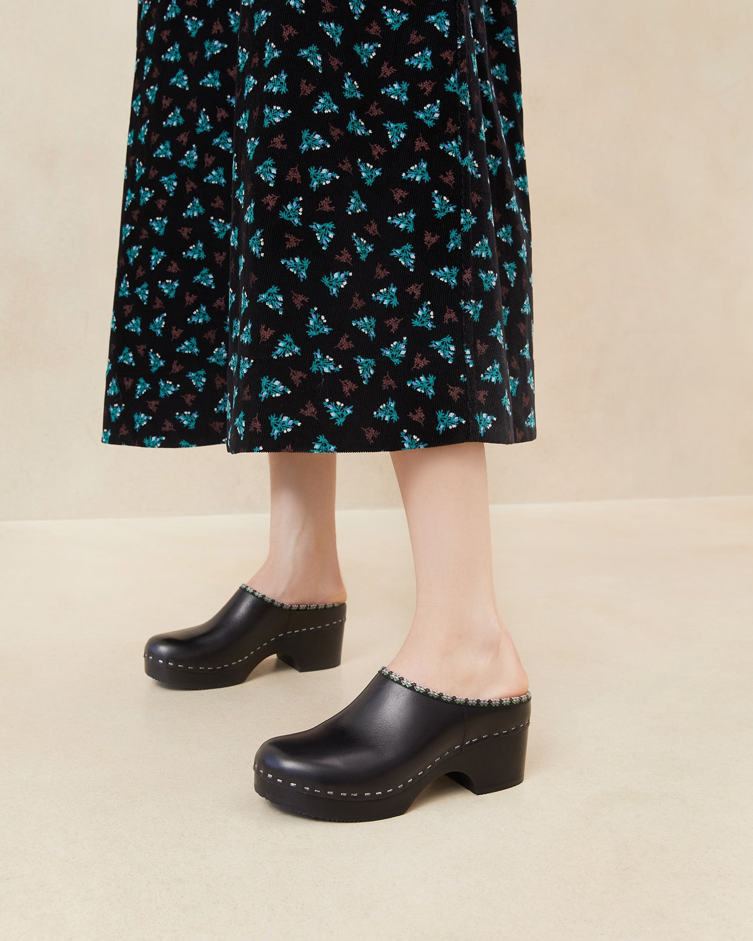 Color: Black/Floral Ribbon