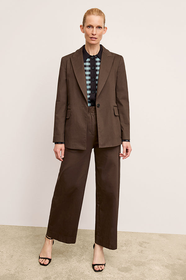 Front image of a woman wearing the Tyner jacket in stretch chino in date | Exclude