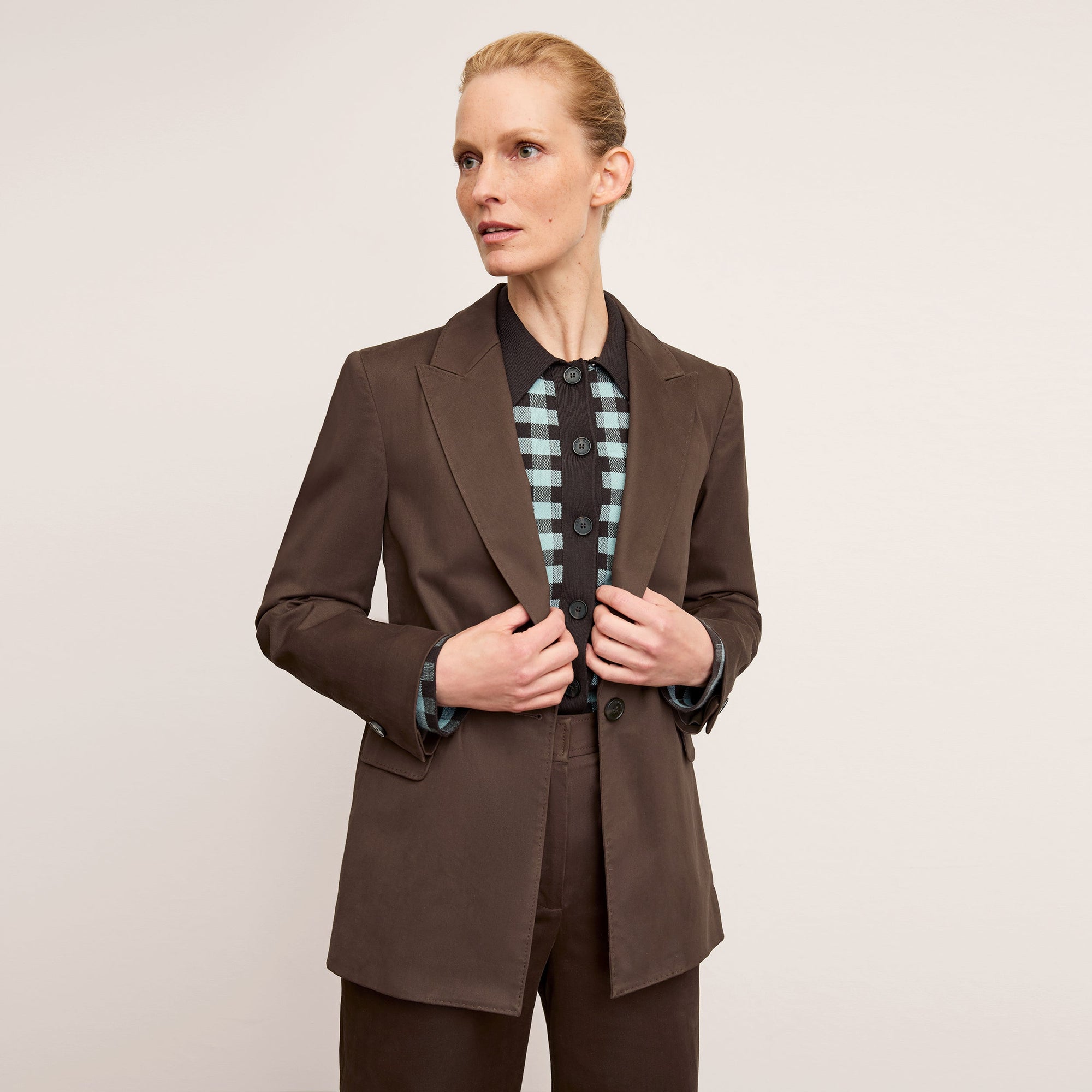 Front image of a woman wearing the Tyner jacket in stretch chino in date | Lead