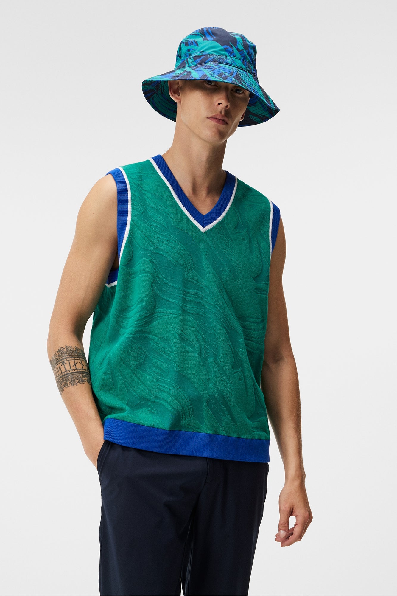 Men | Finely Knitted Vest | Proud Peacock