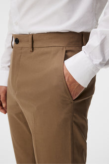 Men | Lois Cotton Twill Pant | Walnut