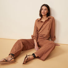 Front view of model wearing the cropped poplin shirt in sahara.