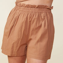 Front view of model wearing the poplin paperbag shorts in sahara.