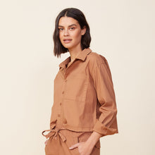 Side view of model wearing the cropped poplin shirt in sahara.